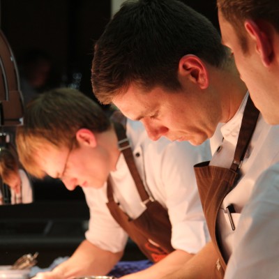 Küchenteam in Detailarbeit und Perfektion. Küchenteam in Detailarbeit und Perfektion.