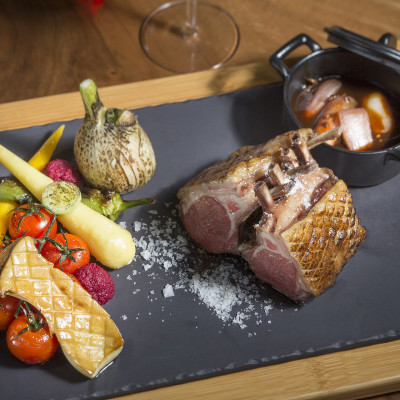 Lammkarree mit saisonalem Gemüse und Roter-Beete-Creme Lammkarree mit saisonalem Gemüse und Roter-Beete-Creme